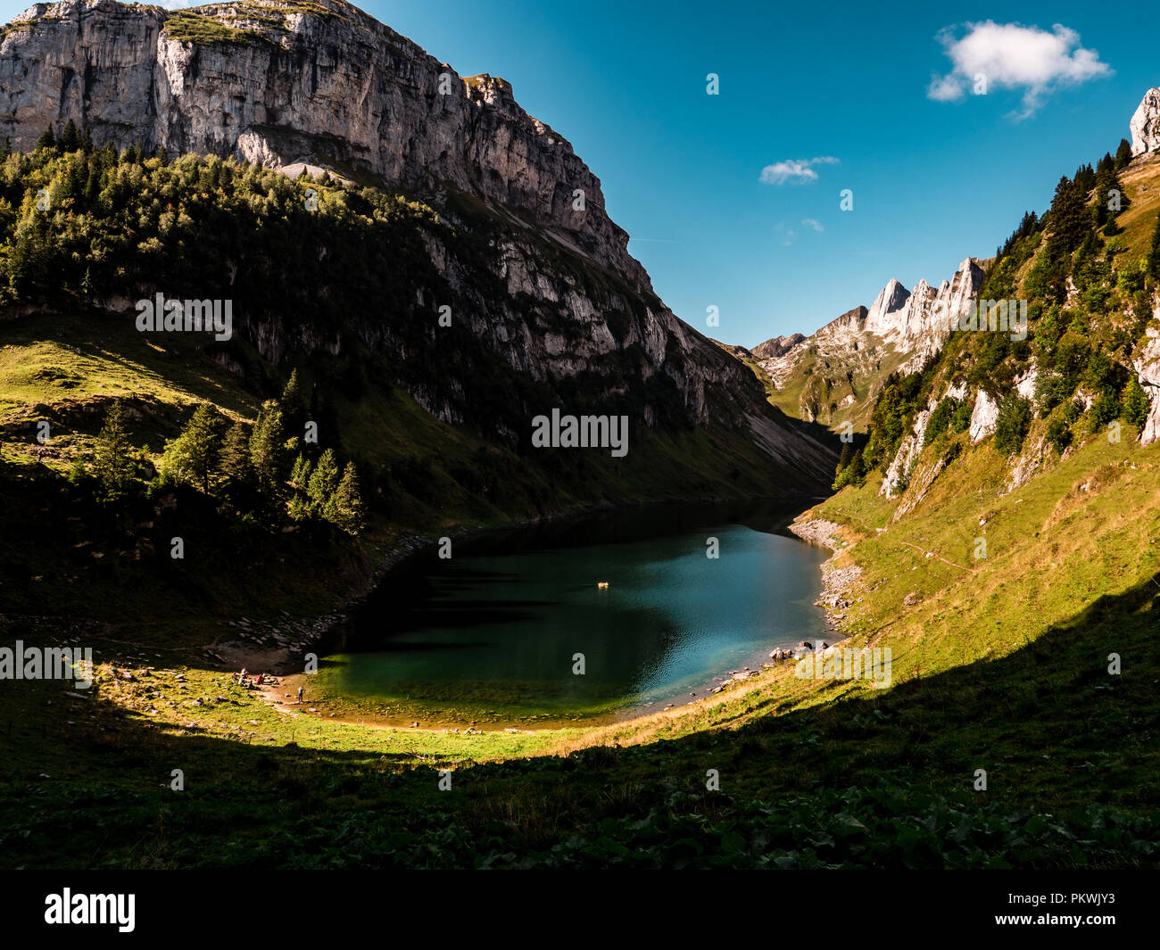 Azul profundo lago de montaña en los alpes suizos, Suiza alpstein Foto de stock