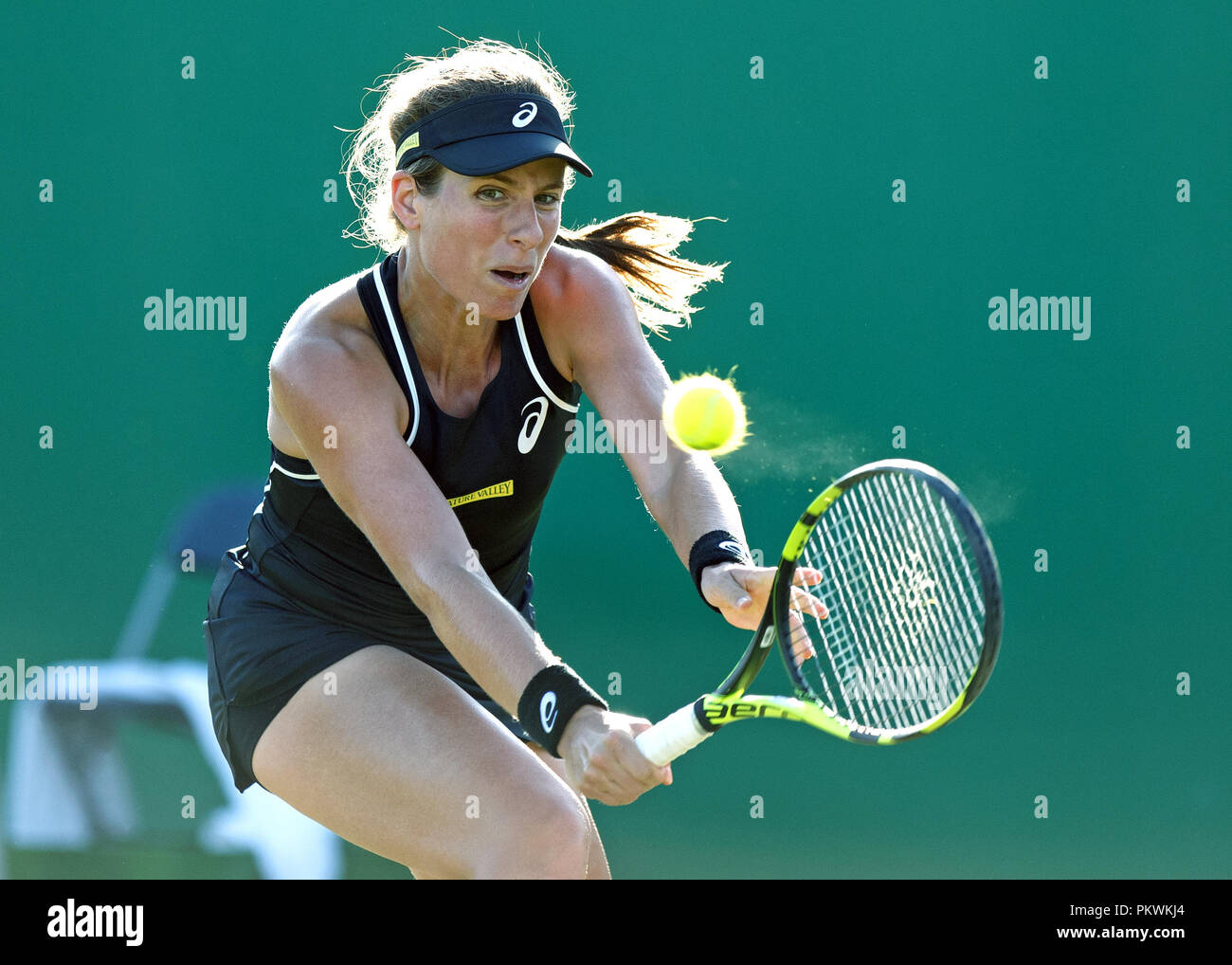 Johanna Konta (a.k.a. Jo Konta), tenista profesional que representa al Reino Unido, juega un disparo durante un partido de dobles en 2018. Foto de stock