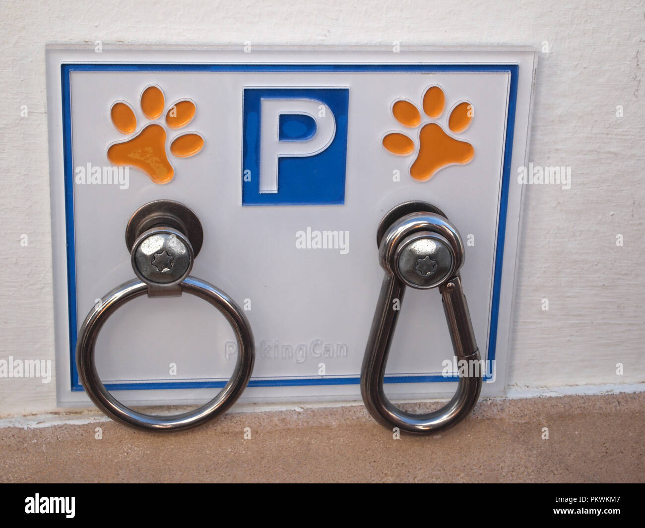 Parking para perros, fuera de tienda en Menorca Fotografía de stock - Alamy