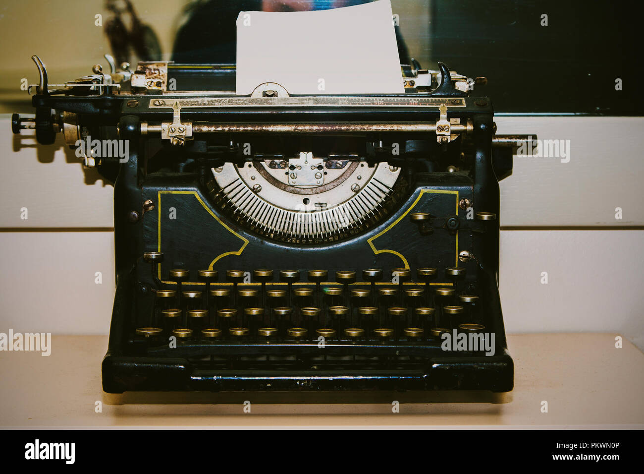 Vintage antigua máquina de escribir sobre el escritorio, vieja y oxidada, teclas de cerca, el enfoque selectivo, filtro retro Foto de stock