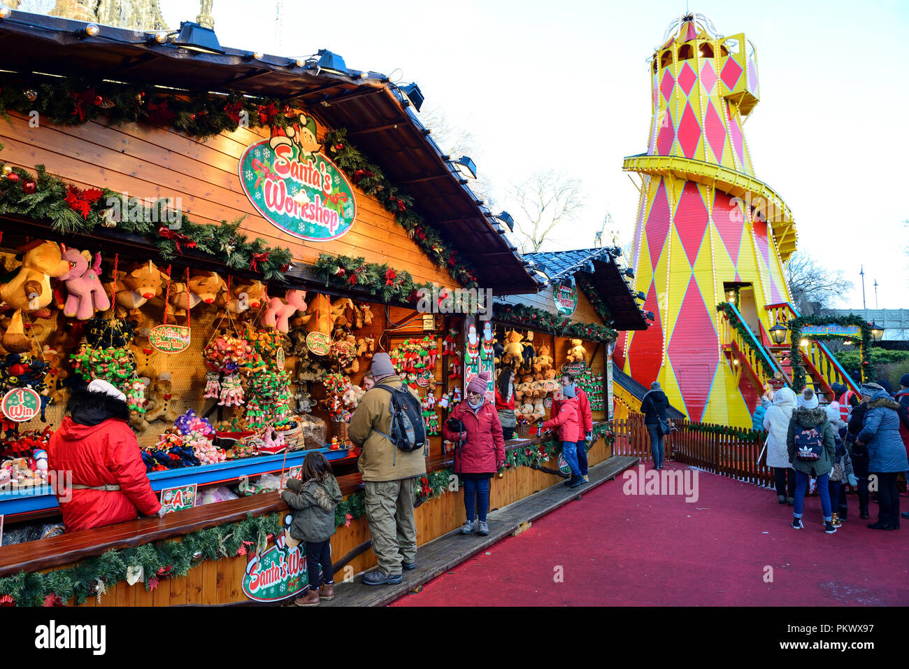Mercado de Navidad de Escocia en el este de los jardines de Princes Street, Edimburgo, Escocia Foto de stock
