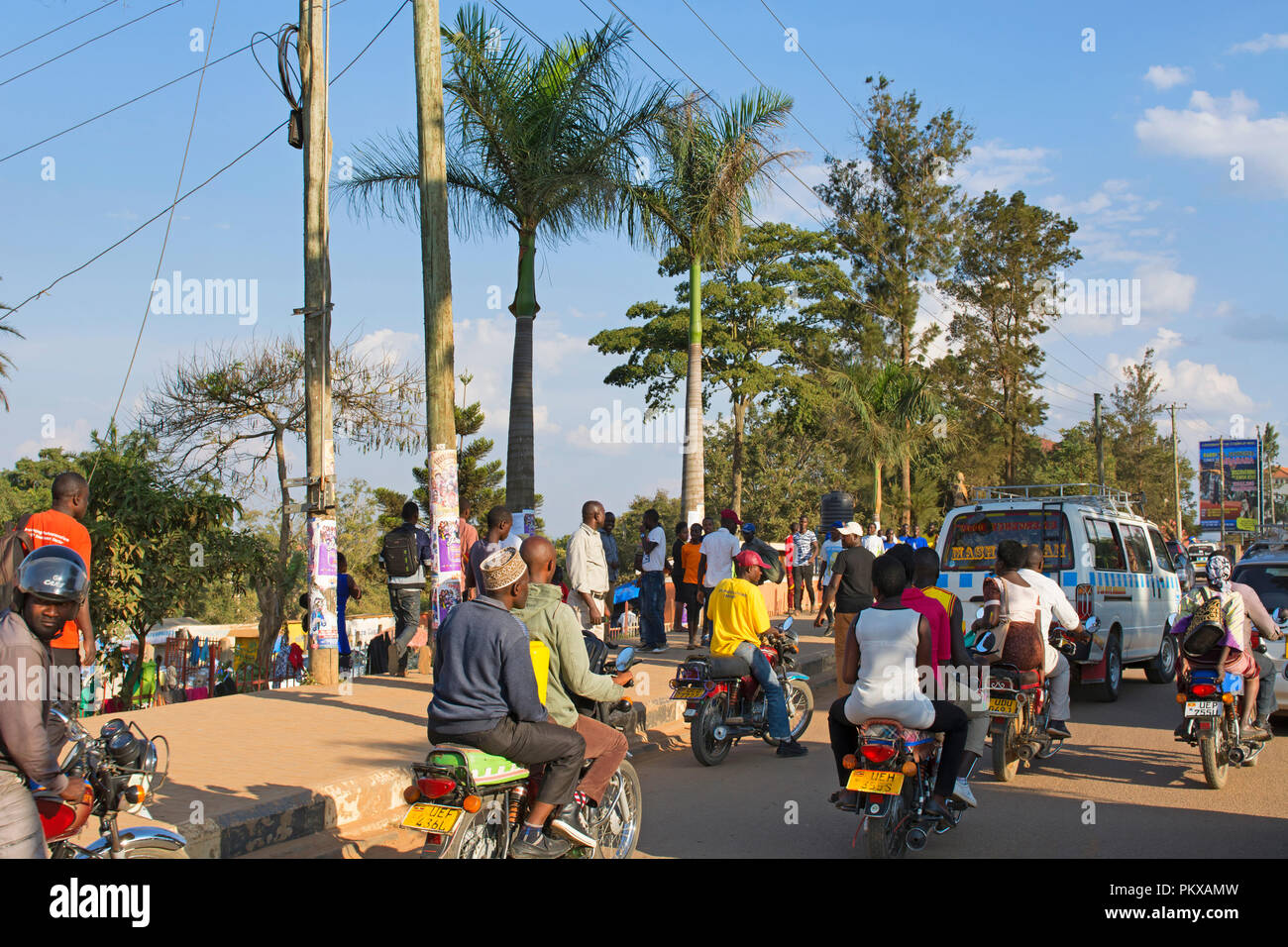 Calle de la ciudad ocupada con el tráfico y la gente, Boda Boda, ciudad de Mbarara, Uganda, África oriental Foto de stock