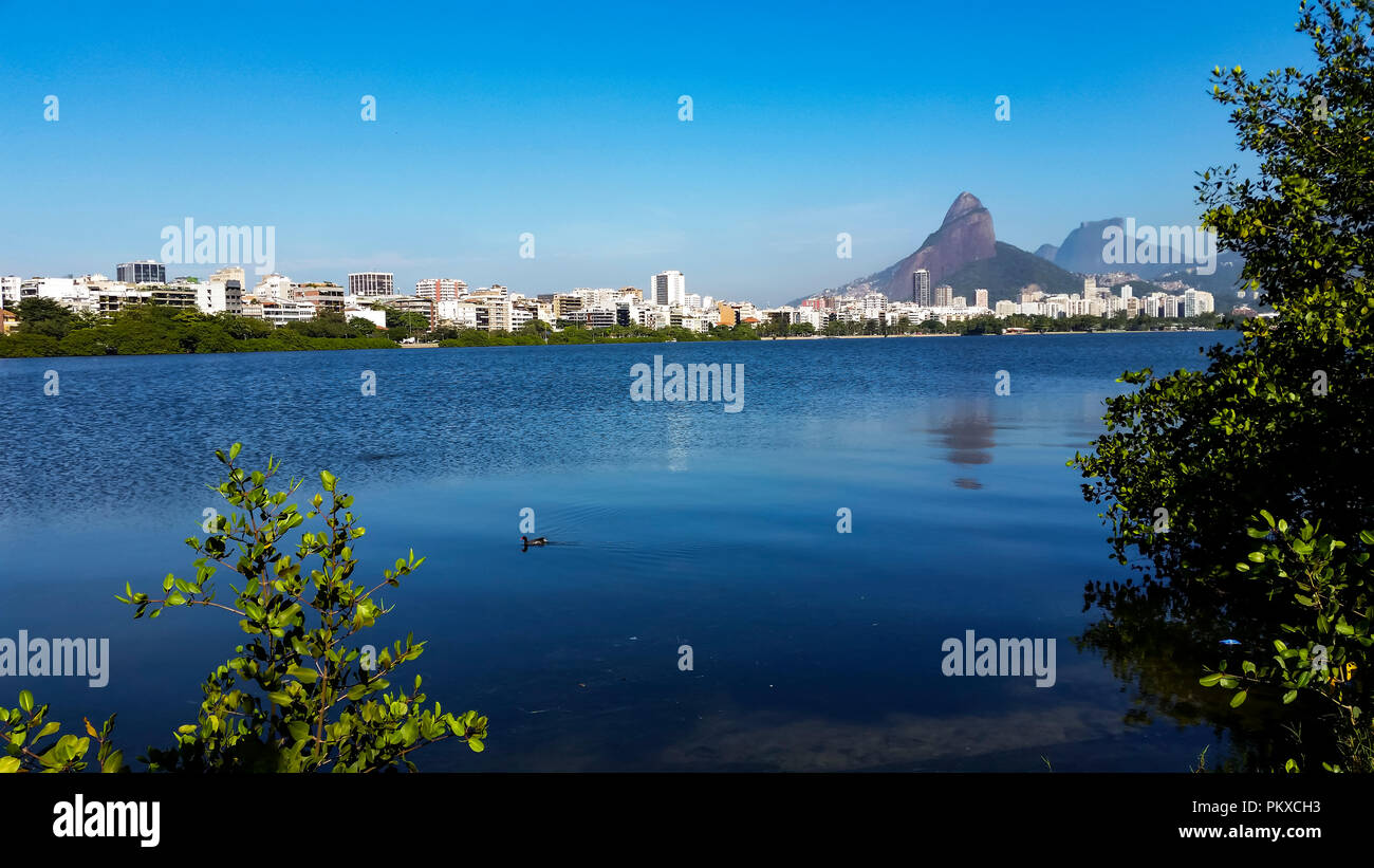 Una ciudad maravillosa. Lugares maravillosos en el mundo. Laguna Rodrigo de Freitas y barrio de Ipanema en Río de Janeiro, Brasil Sudamérica Foto de stock