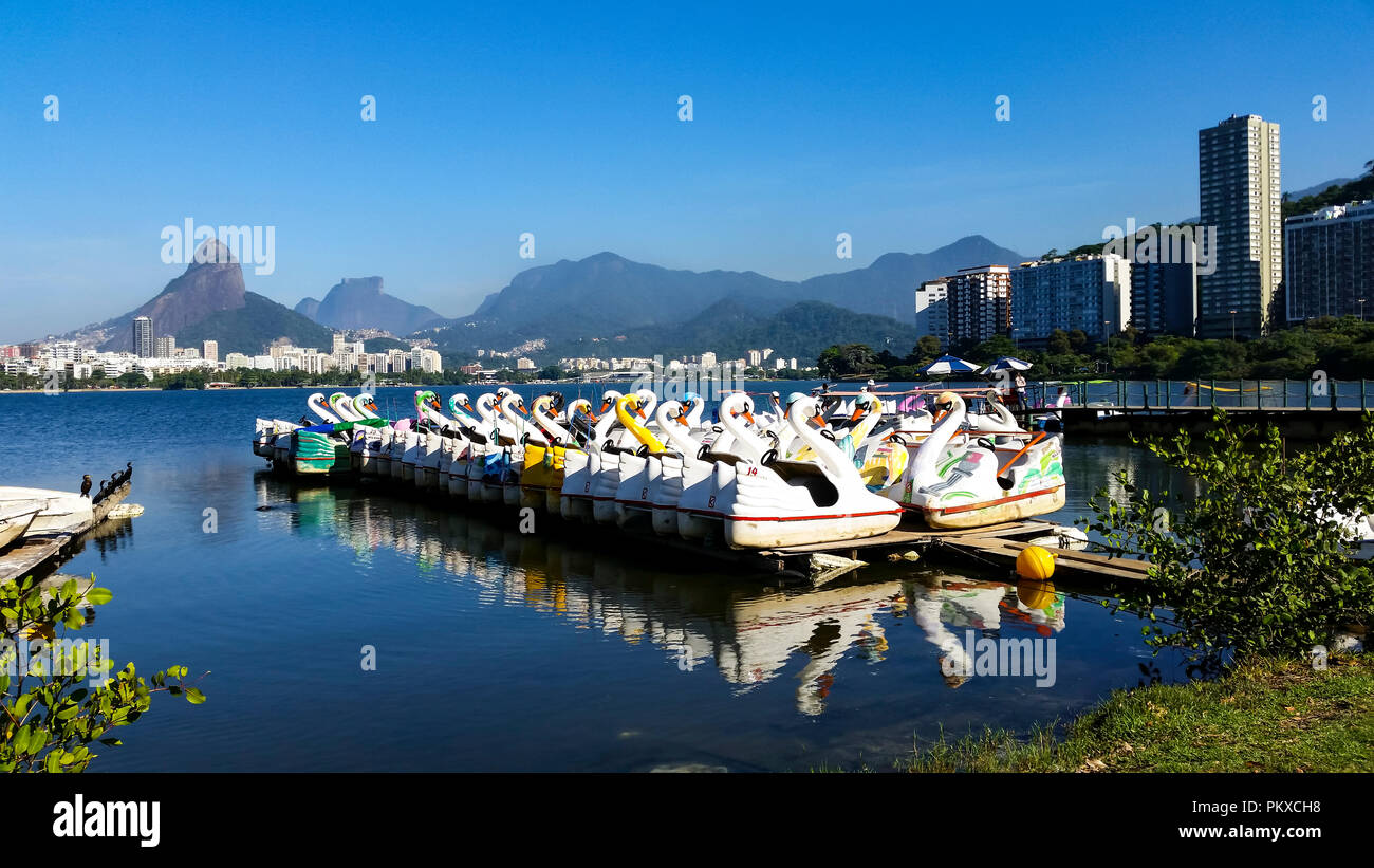 Botes a pedal en Río de Janeiro. Laguna Rodrigo de Freitas, Brasil,  Sudamérica Fotografía de stock - Alamy
