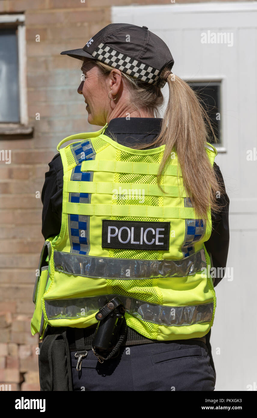 Mujer Policía en uniforme una vista posterior mostrando baton Fotografía de  stock - Alamy
