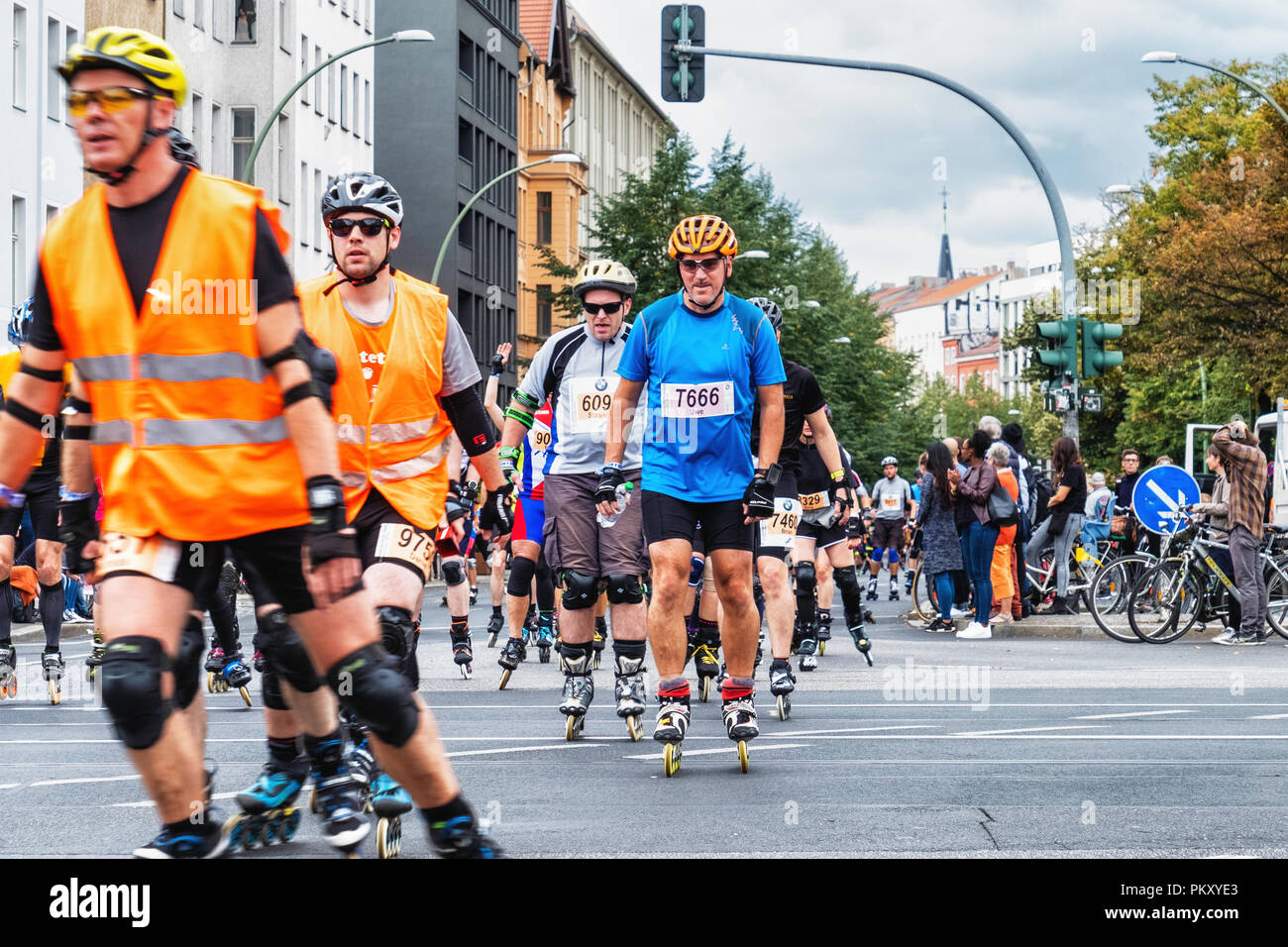 Berlín, Alemania, 15 de septiembre de 2018. Maratón anual de patinaje en línea. Patinadores en línea pasan a través de Rosenthaler Platz que compiten en el evento anual de patinaje artístico. El evento es la gran final de la temporada de patinaje en línea como los patinadores participantes procedentes de 60 países compiten por el mundo y ALEMÁN INLINE CUP: Eden Breitz Crédito/Alamy Live News Foto de stock