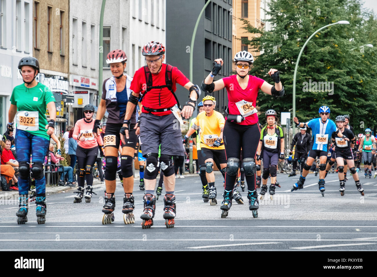 Berlín, Alemania, 15 de septiembre de 2018. Maratón anual de patinaje en línea. Patinadores en línea pasan a través de Rosenthaler Platz que compiten en el evento anual de patinaje artístico. El evento es la gran final de la temporada de patinaje en línea como los patinadores participantes procedentes de 60 países compiten por el mundo y ALEMÁN INLINE CUP: Eden Breitz Crédito/Alamy Live News Foto de stock