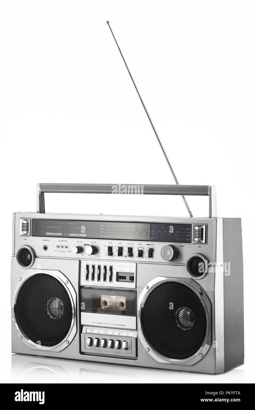 1980 radio retro Plata boom box con antena aisladas sobre fondo blanco  Fotografía de stock - Alamy