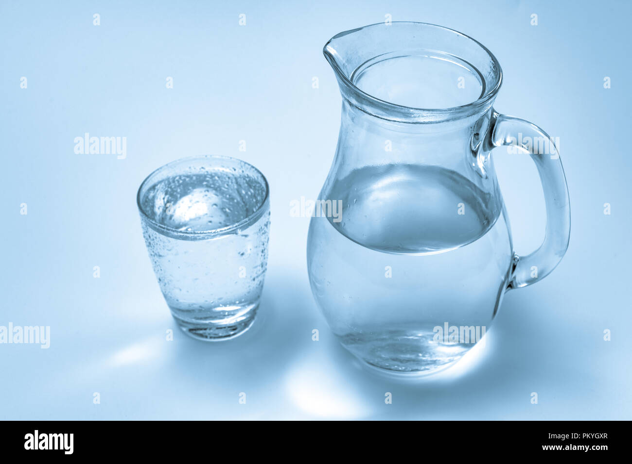 Un vaso de agua y una jarra Fotografía de stock - Alamy