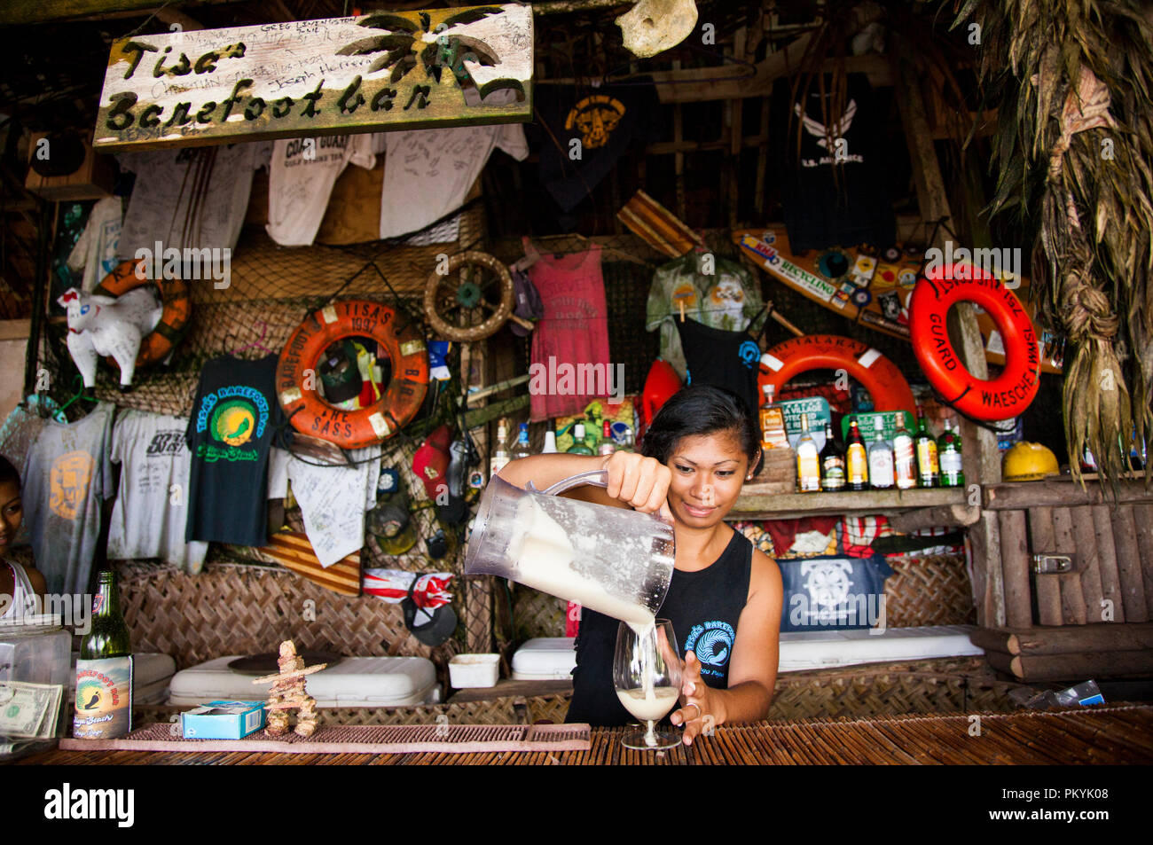 Cócteles frescos en las decisiones en Tisa's Barefoot Bar, Samoa Americana. Foto de stock