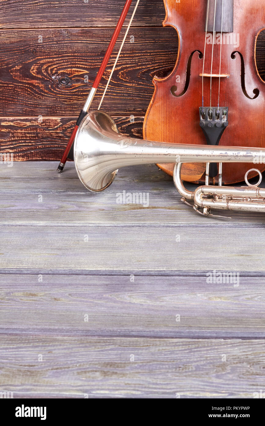 Instrumentos musicales orquestales. Vintage Style el violín y la trompeta  sobre fondo de madera con copia espacio, imágenes verticales Fotografía de  stock - Alamy