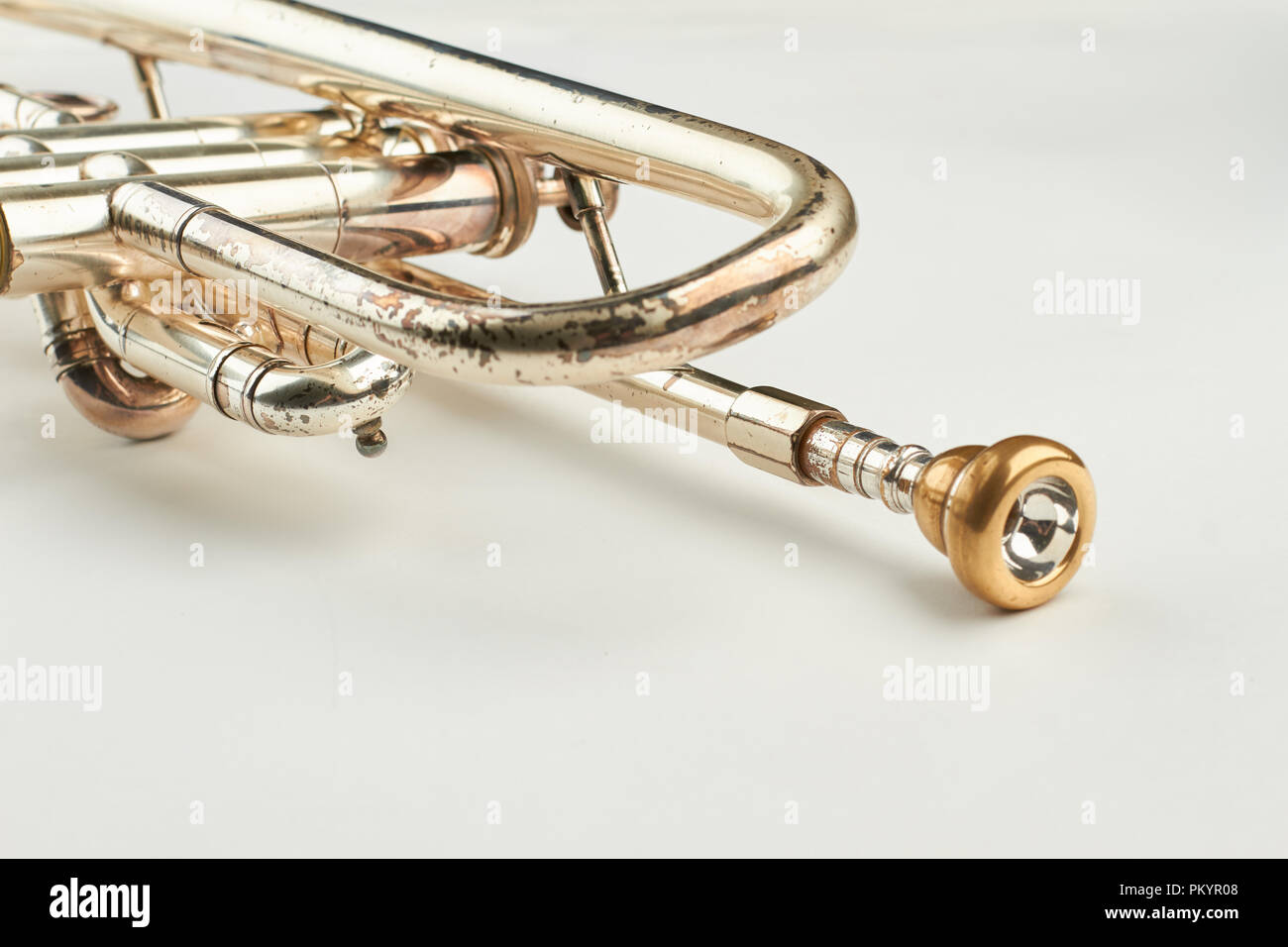 Rusty trompeta con boquilla estrecha. Parte de trompeta clásica sobre un  fondo claro. Diseño del instrumento jazzy retro Fotografía de stock - Alamy
