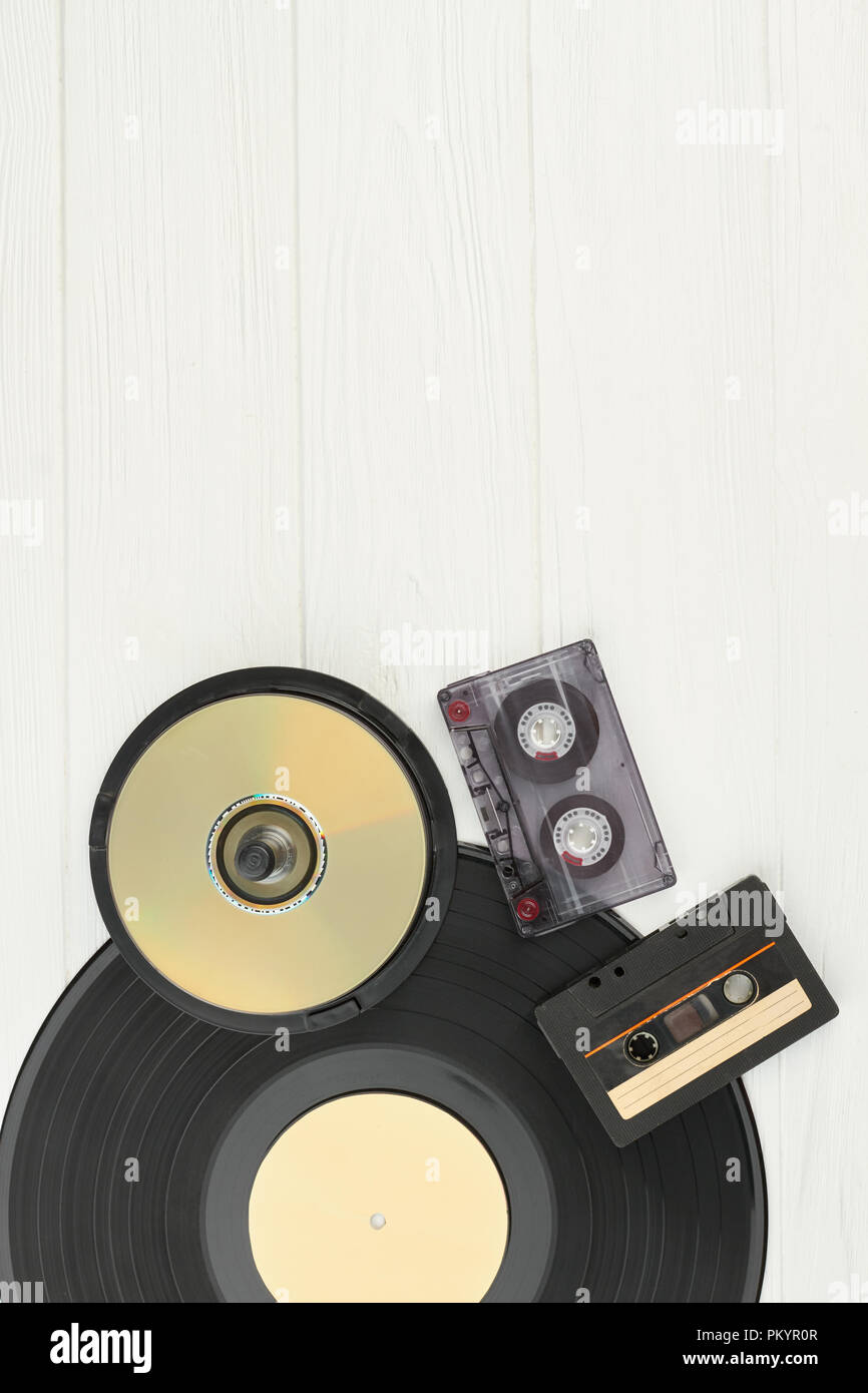 Disco de vinilo, discos compactos y casetes de audio. Placa de vinilo,  discos CD, cintas de casete y copie el espacio. Tecnología de desarrollo de  música Fotografía de stock - Alamy