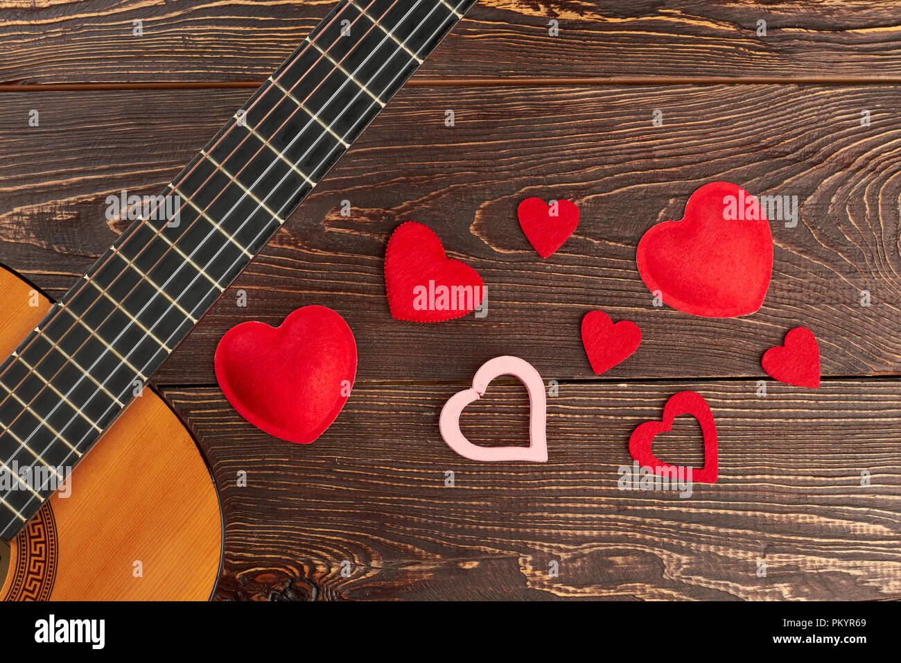 Guitarra y Corazones rojos sobre fondo de madera. Ukelele guitarra y  decoraciones en forma de corazón. Día de San Valentín de fondo Fotografía  de stock - Alamy