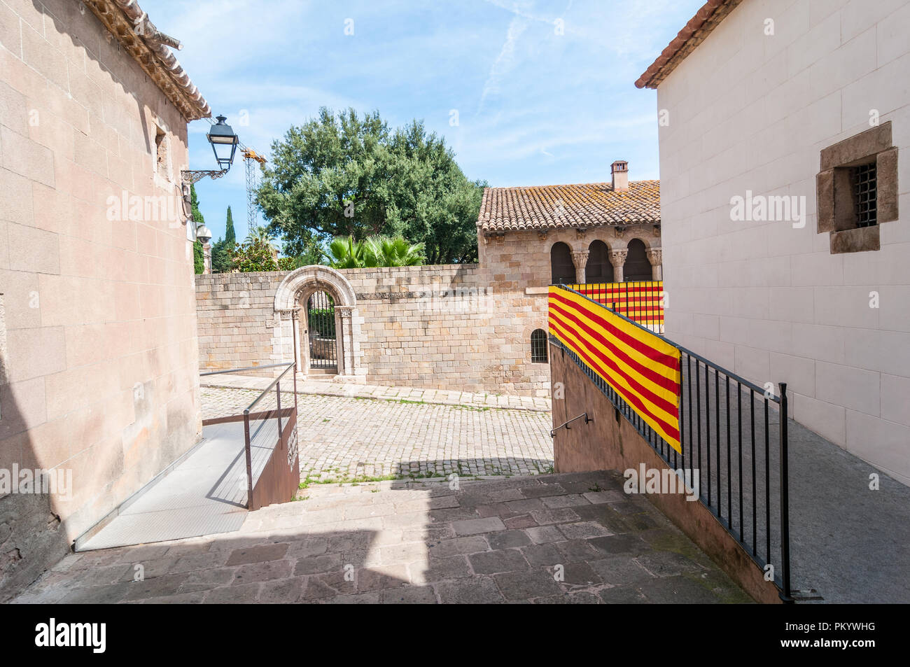 Street cerca del Monasterio de Pedralbes, monasterio de santa maria, Barcelona, Cataluña, España Foto de stock