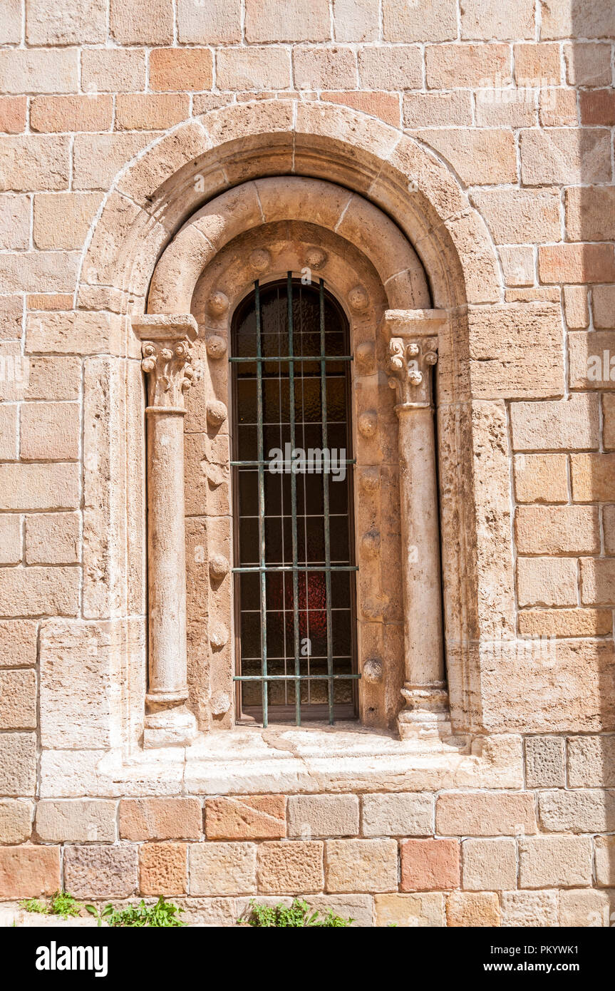Ventana vieja cerca del Monasterio de Pedralbes, monasterio de santa maria, Barcelona, Cataluña, España Foto de stock