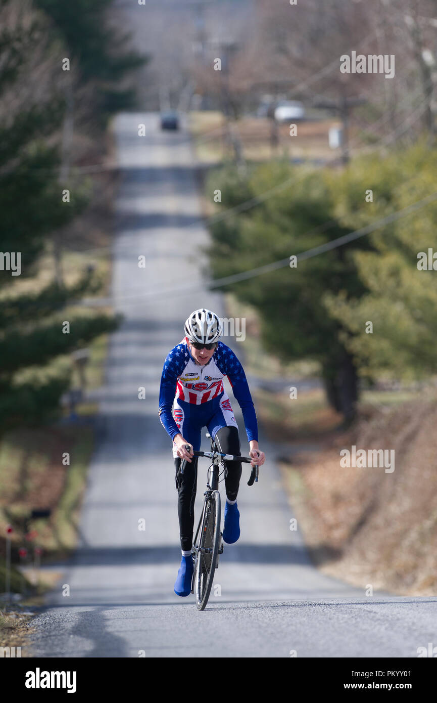 Estados Unidos - Ene 20: Ciclista Justin Mauch, National Team rider y pro  team rider para D3Devo p/b, Equipo de Ciclismo Airgas obtiene un  entrenamiento en el Blue rid Fotografía de stock -