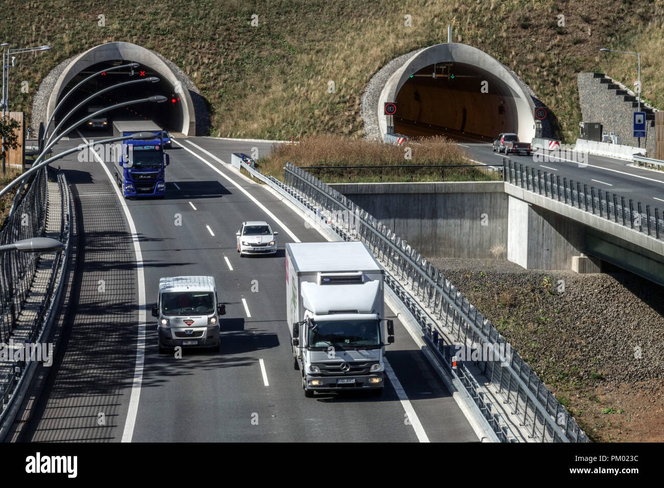 El tráfico en un puente carretero cerca Prackovice, República Checa Foto de stock