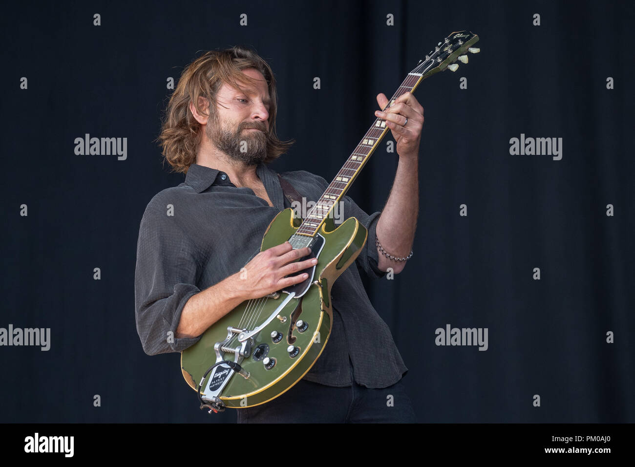 El actor estadounidense Bradley Cooper filmar escenas de su nueva película  ha nacido una estrella en el escenario de la pirámide en el festival de  Glastonbury 2017 Fotografía de stock - Alamy