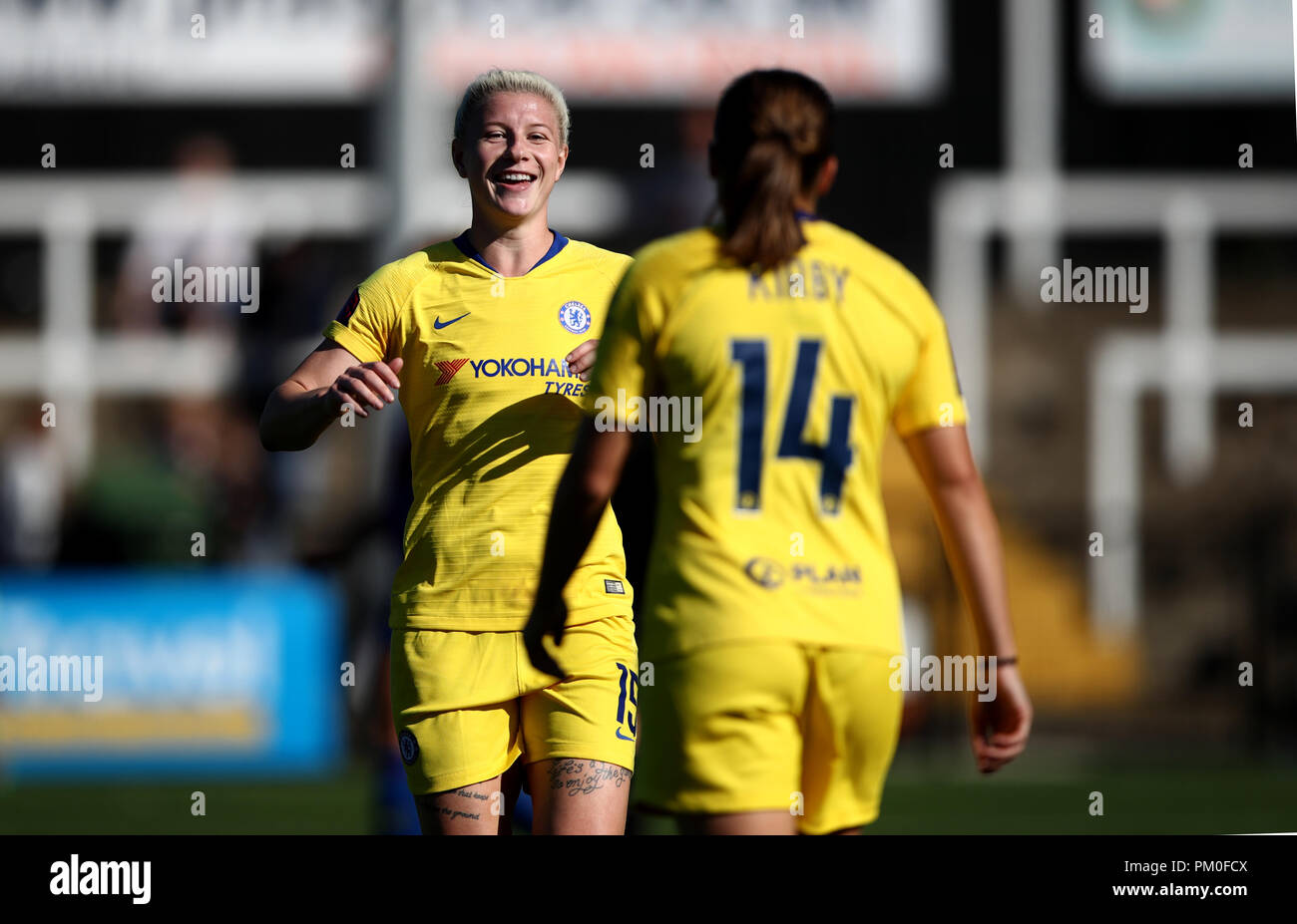 Chelsea womenÕs Betania Inglaterra (izquierda) celebra marcó un gol con su  compañero de equipo Fran Kirby que configuró la oportunidad durante el FA  neumáticos Continental Cup match en Hayes Lane, Bromley Fotografía