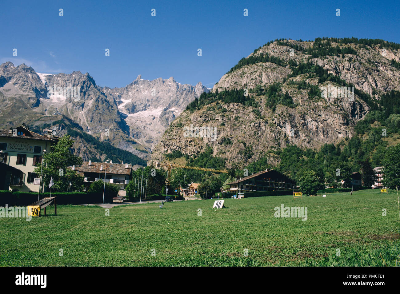 Courmayeur, Italia - 28 de agosto de 2018: campos de golf, en el fondo de las montañas y glaciares, los Alpes Foto de stock