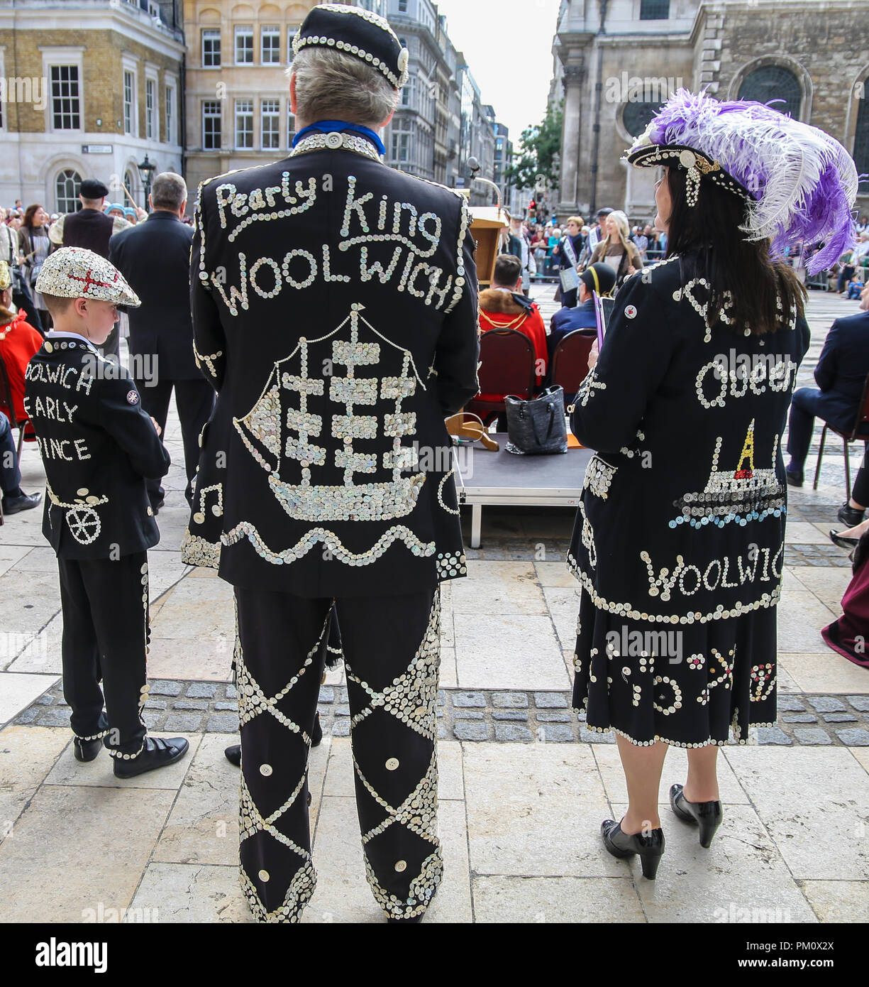 Londres, Reino Unido el 16 de septiembre de 2018 Reyes y Reinas nacarado  Festival de la cosecha en Guildhall Yard,vestidos con sus mejores trajes  oscuros cubiertos de cientos de brillantes botones de