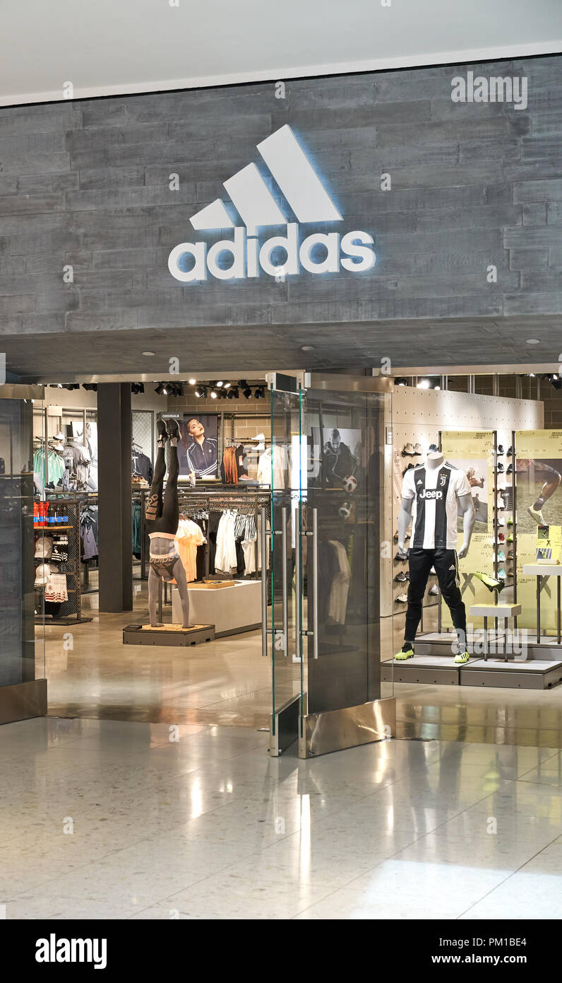 AVENTURA, USA - Agosto 23, 2018: la famosa boutique de Adidas en Aventura  Mall. Adidas es una compañía multinacional que diseña y fabrica zapatos, c  Fotografía de stock - Alamy