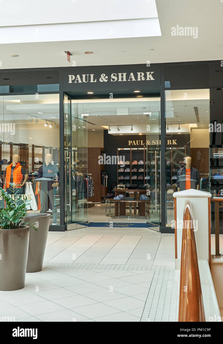 AVENTURA, USA - Agosto 23, 2018: la famosa boutique en el Aventura Mall.  Pablo y tiburón es una marca de ropa italiana fundada por Paolo Dini  Fotografía de stock - Alamy