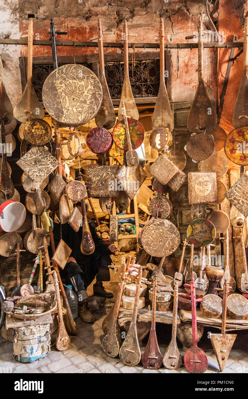26-02-15, Marrakech, Marruecos. Instrumentos musicales tradicionales de segunda mano en venta en la Medina. Foto © Simon Grosset Foto de stock