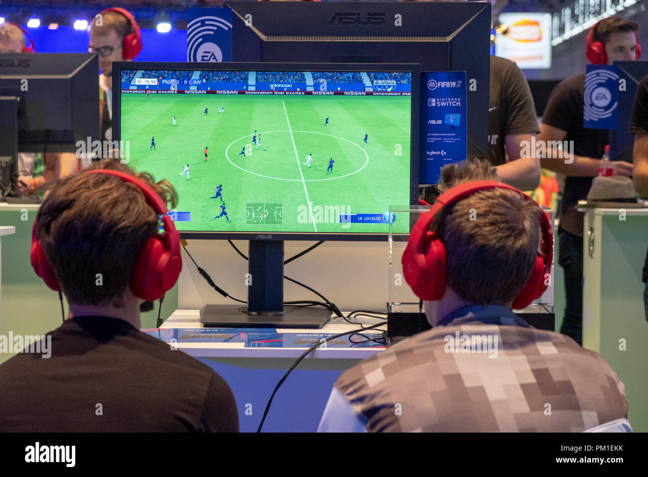 Kšlnmesse, recinto ferial de Colonia Alemania, 24.8.2018, los jugadores juegan el nuevo FIFA19 el video juego de fútbol más grande del mundo de los videojuegos y juegos de ordenador, la feria
