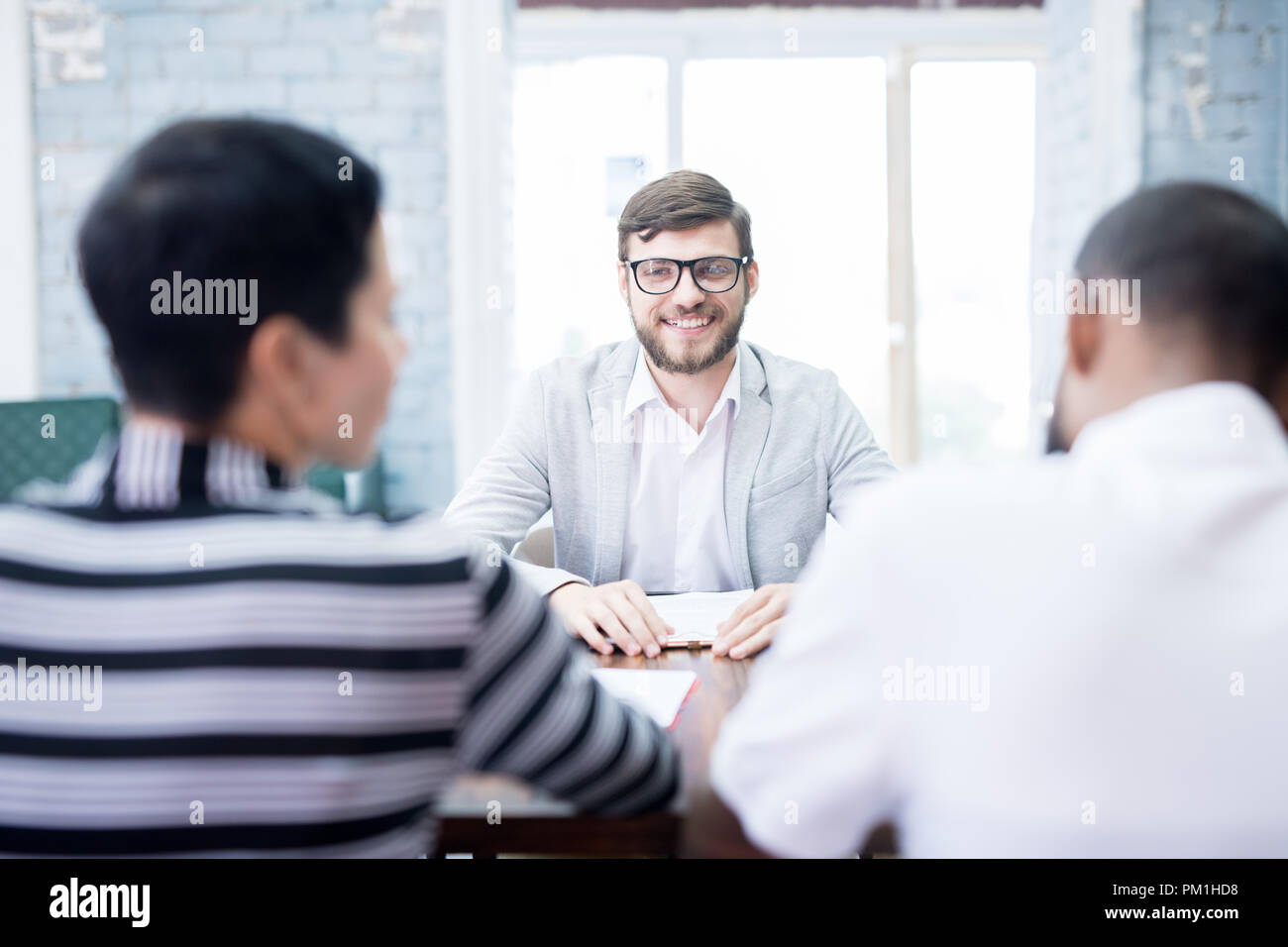 Candidato de trabajo tener una entrevista Foto de stock