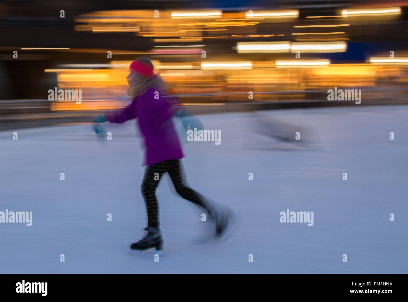 Chica patinar sobre hielo larga exposición motion Foto de stock