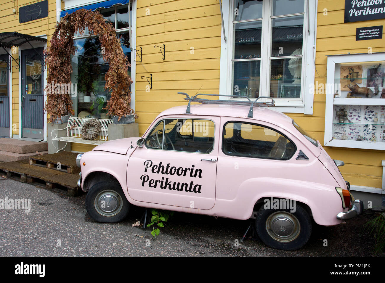 Rosa viejo Fiat en frente de una tienda en la Ciudad Vieja de Porvoo Finlandia Foto de stock