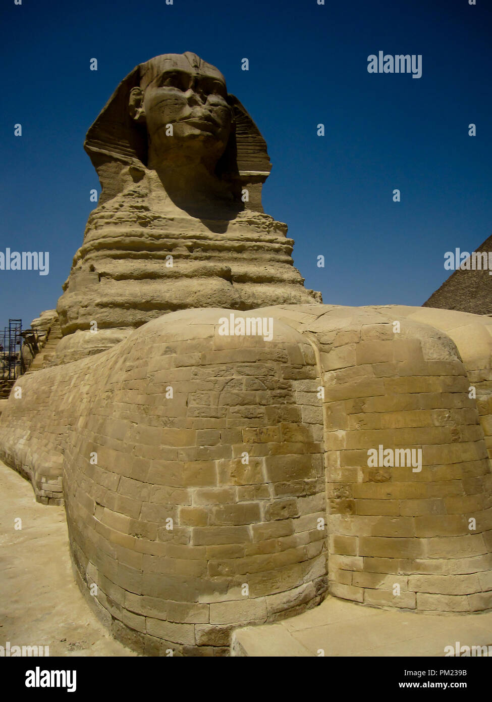 Cierran vistas de la Gran Esfinge de Giza, en Egipto, en un área de acceso restringido. Este es un importante destino turístico importante sitio arqueológico. Foto de stock