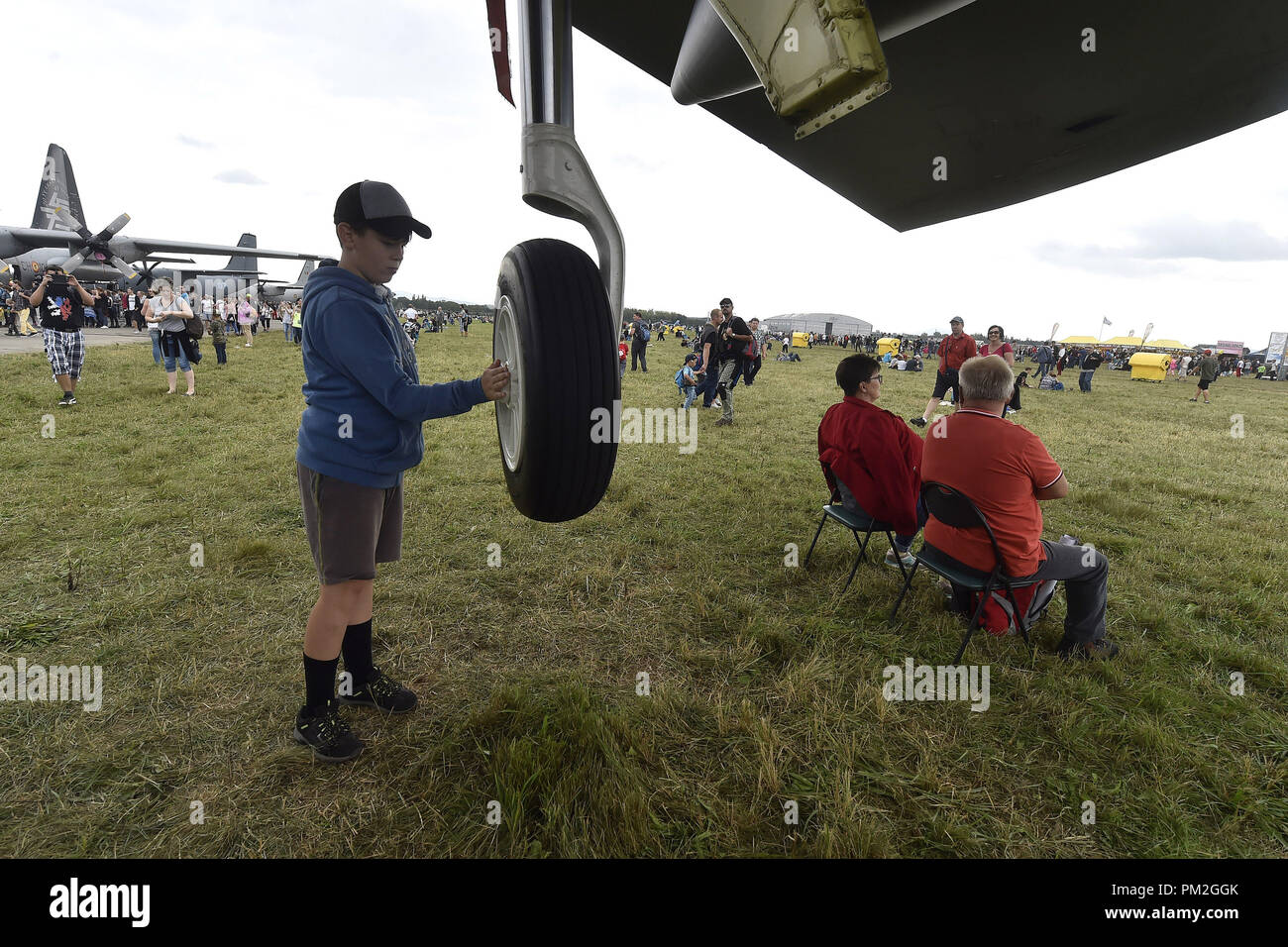 Un muchacho inspeccionar una rueda de Estados Unidos bombarderos estratégicos B-52 Stratofortress durante los días de la OTAN y de la Fuerza Aérea Checa días al aeropuerto Mosnov Ostrava, República Checa, 15 de septiembre de 2018. (CTK Foto/Jaroslav Ozana) Foto de stock