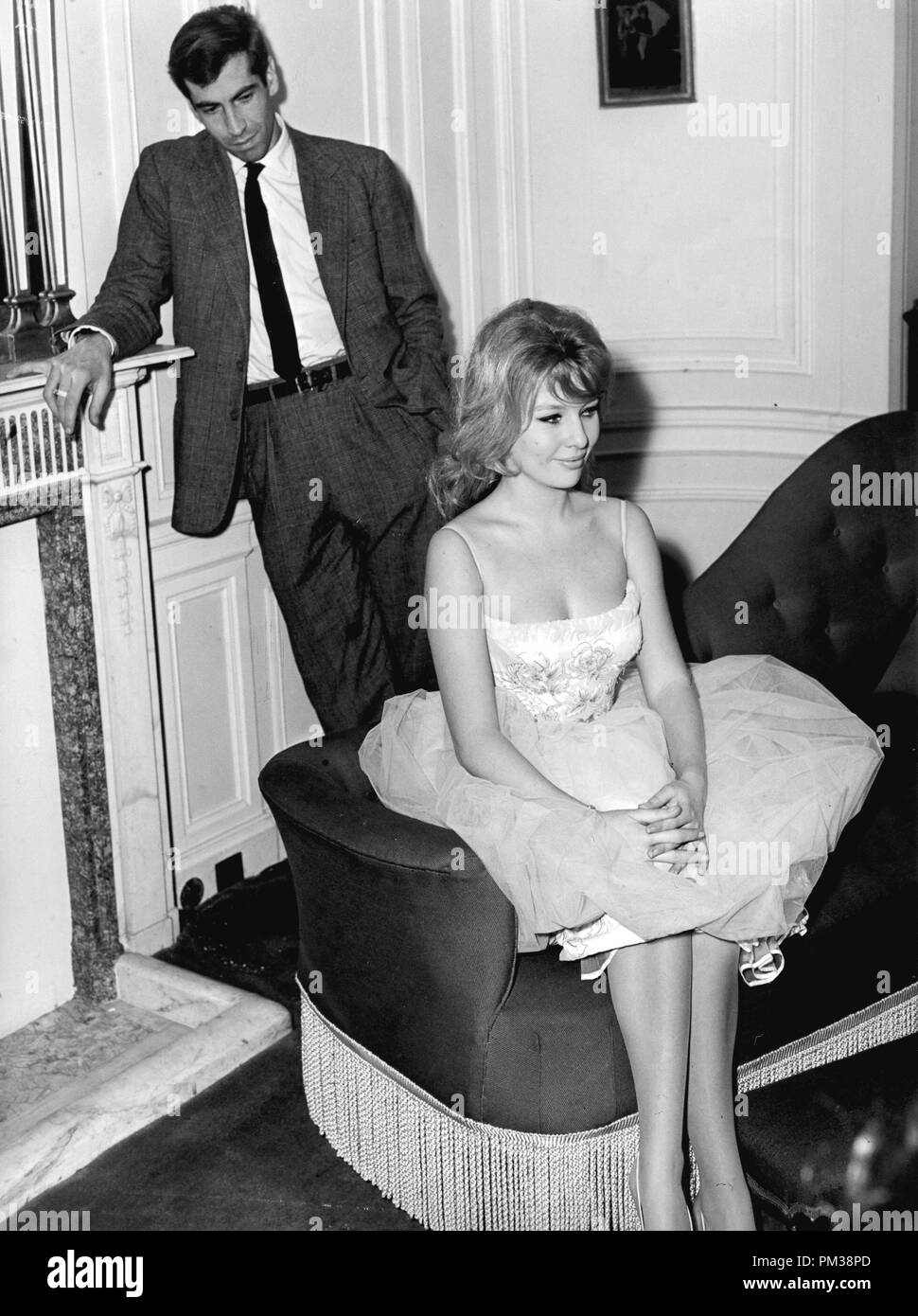 Roger Vadim y su esposa Annette Stroyberg,1958. Archivo de referencia # 1232 001tha © CCI /El Hollywood Archive - Todos los derechos reservados Foto de stock