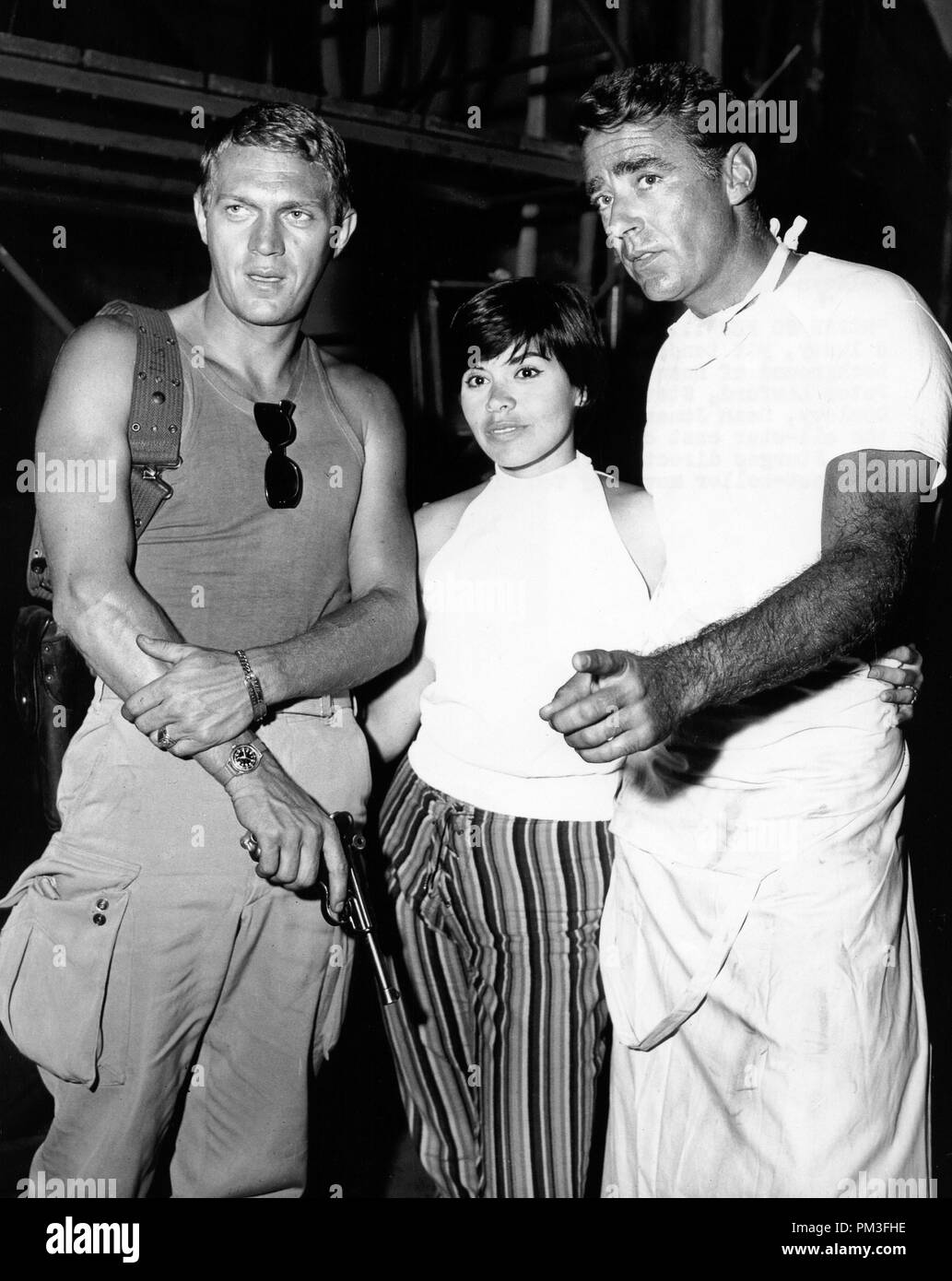 Studio publicidad todavía: "nunca tan pocos" Steve McQueen, Neile Adams, Peter Lawford 1959 MGM Referencia de archivo # 30732 1177THA Foto de stock