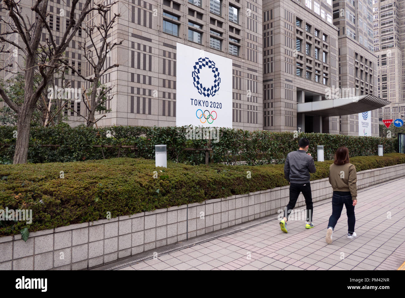 Firmar para los Juegos Olímpicos de Verano de Tokio 2020, los juegos de la XXXII Olimpiada, en un edificio en Tokio, Japón, Asia Foto de stock