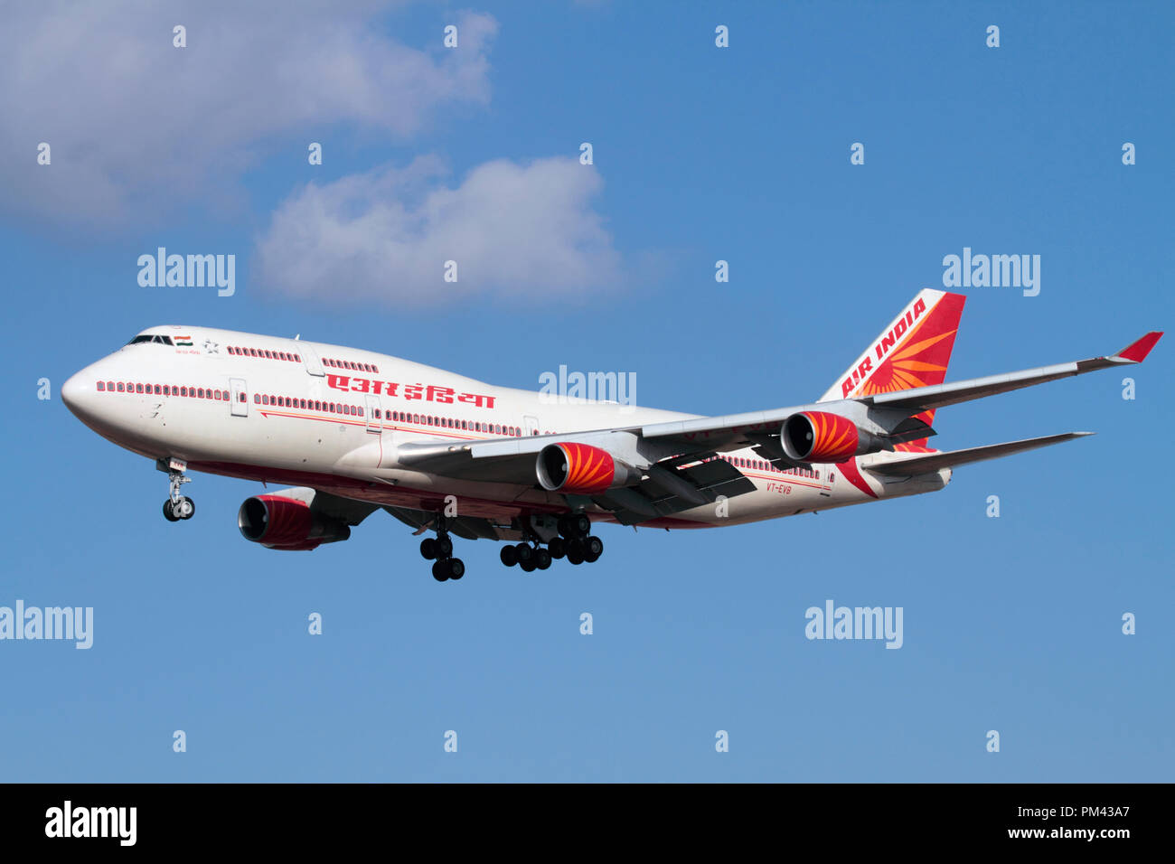 Air India Boeing 747-400 Jumbo jet avión que volaba sobre el enfoque. Los viajes aéreos de larga distancia. Foto de stock