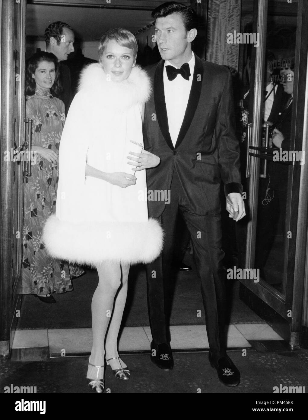 Mia Farrow y Laurence Harvey,1967. Archivo de referencia #1034 032tha © CCI /El Hollywood Archive - Todos los derechos reservados. Foto de stock