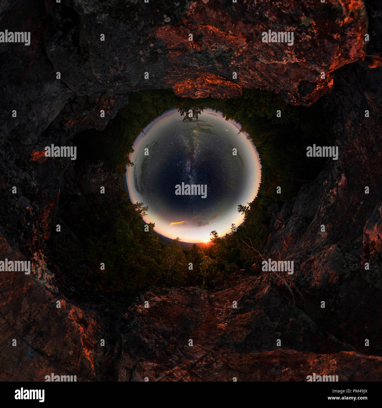 Amanecer en el bosque bajo el cielo estrellado de una vía láctea. Pequeño planeta 360. Foto de stock