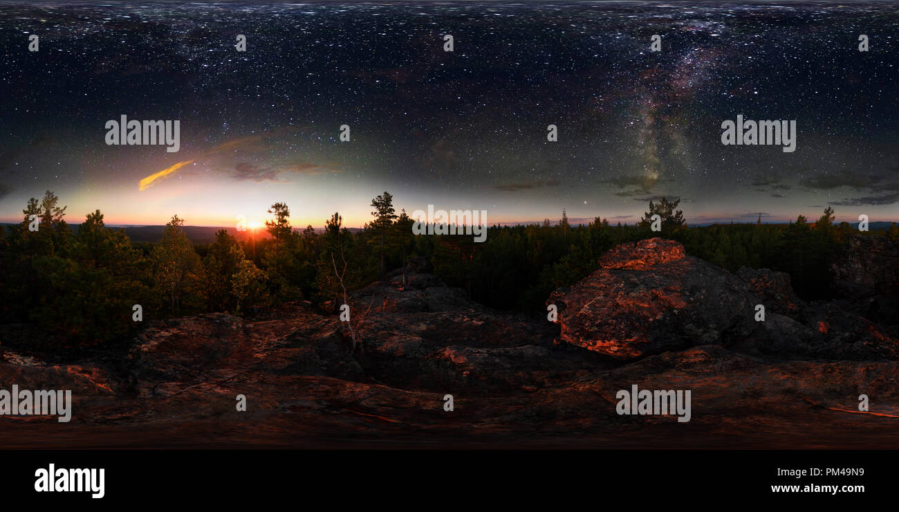 Amanecer en el bosque bajo el cielo estrellado de una vía láctea. Vr panorama esférico de 360 grados Foto de stock