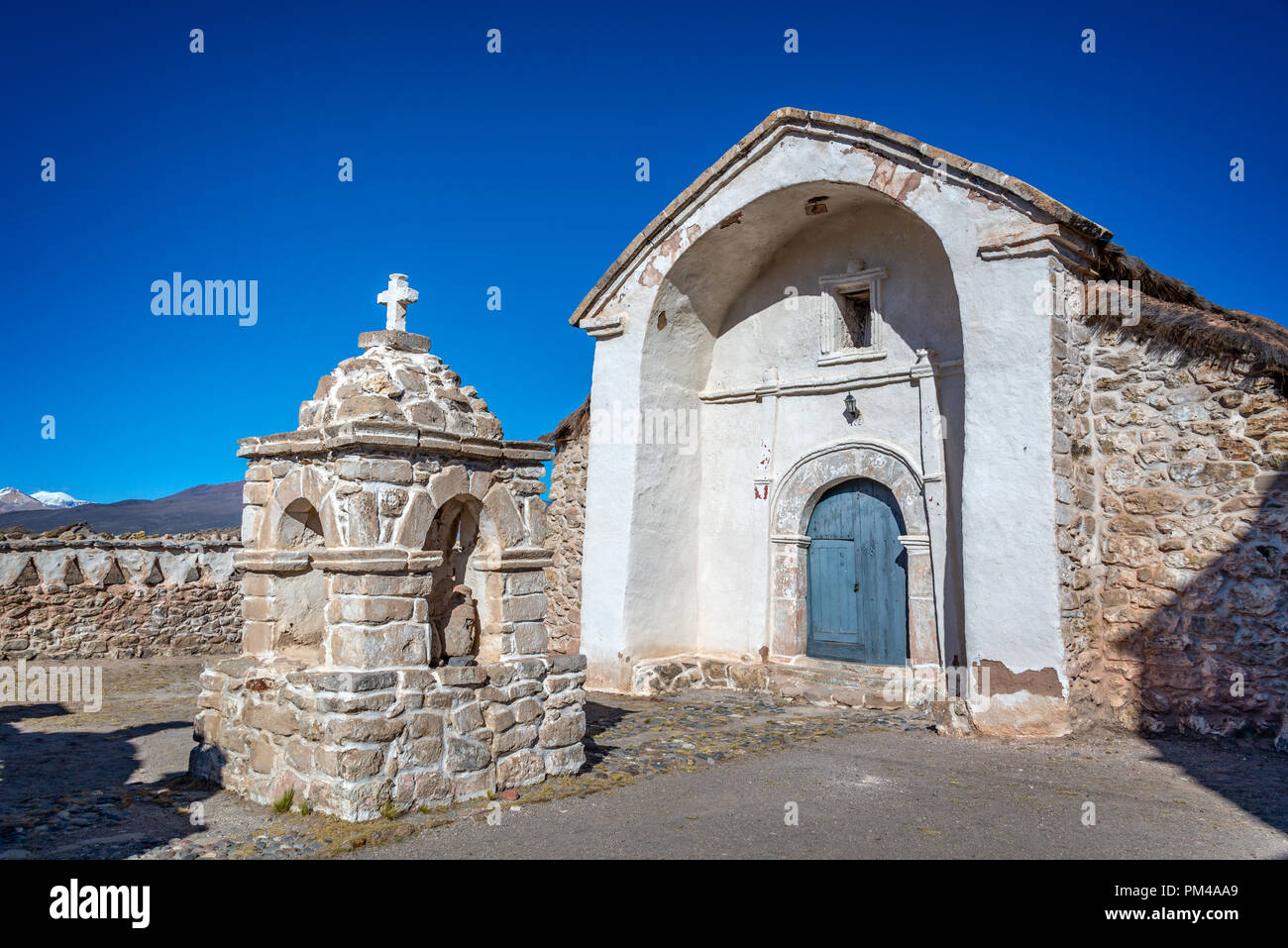 Iglesia del pueblo de Parinacota en Chile, Sudamérica Foto de stock