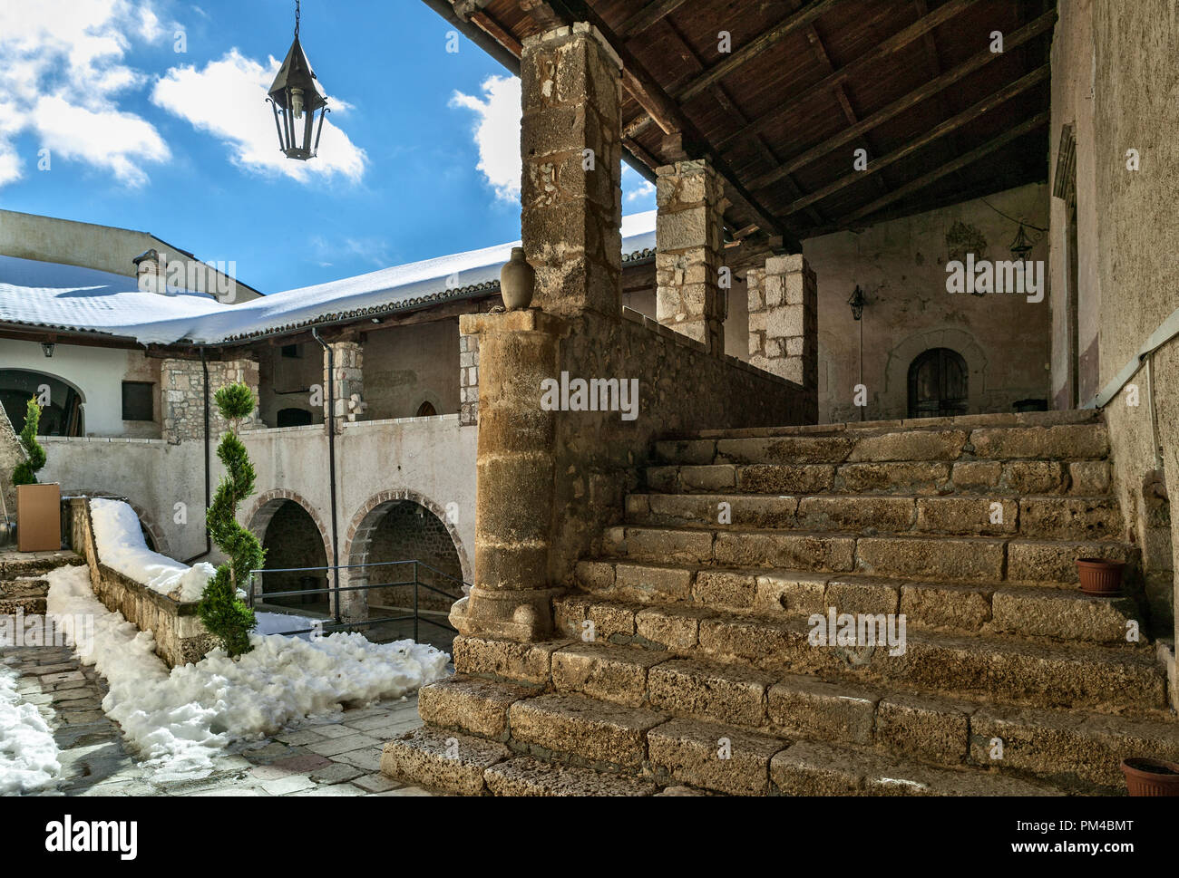 Claustro de Abbazia di San Giovanni Battista, Lucoli, Abruzos Foto de stock