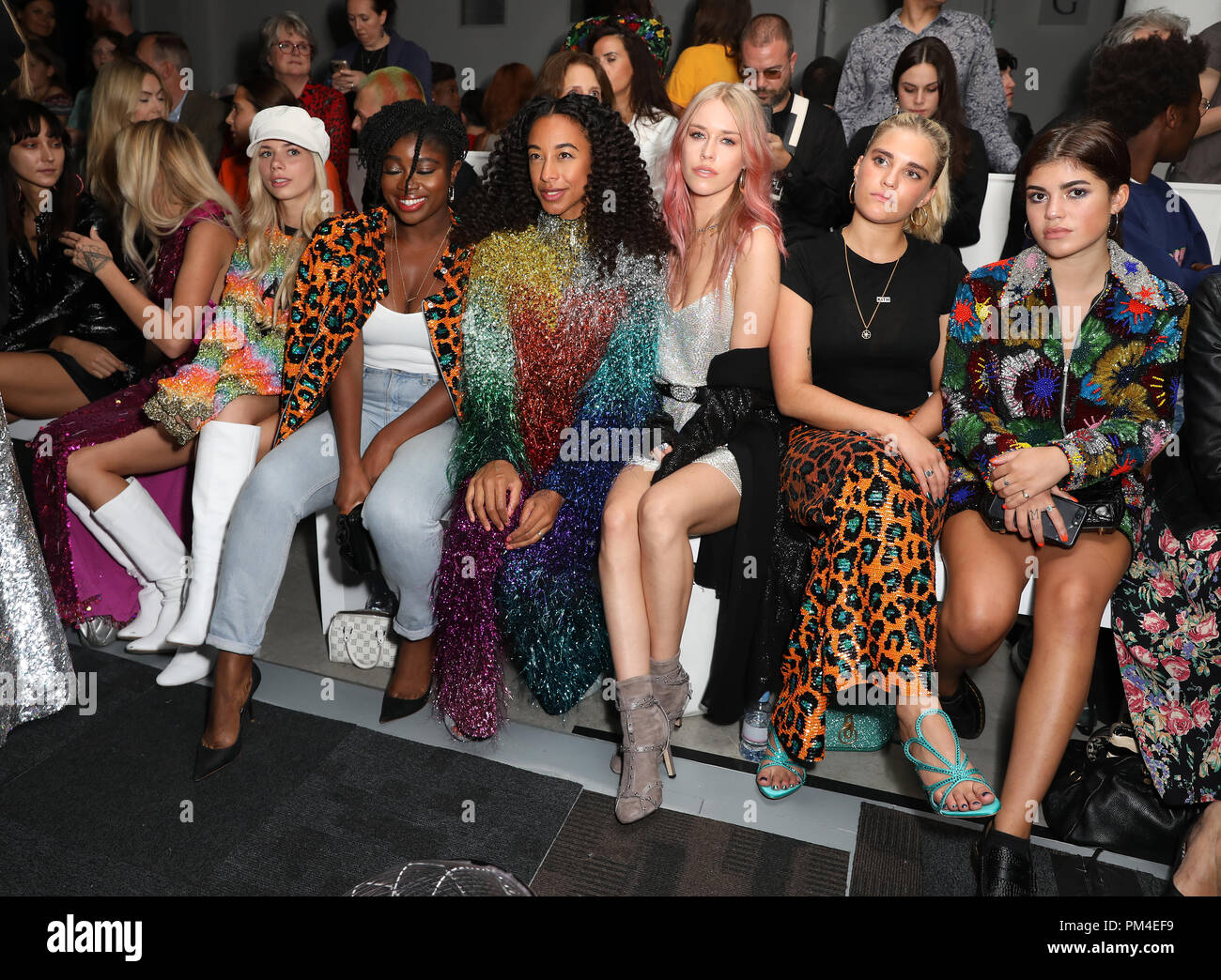 De izquierda a derecha) Joanna Kuchta, Clara Amfo, Corinne Bailey Rae,  María Charteris, Tiger Lilly Taylor y Molly moriscos en la primera fila  durante la Semana de la Moda de Londres a