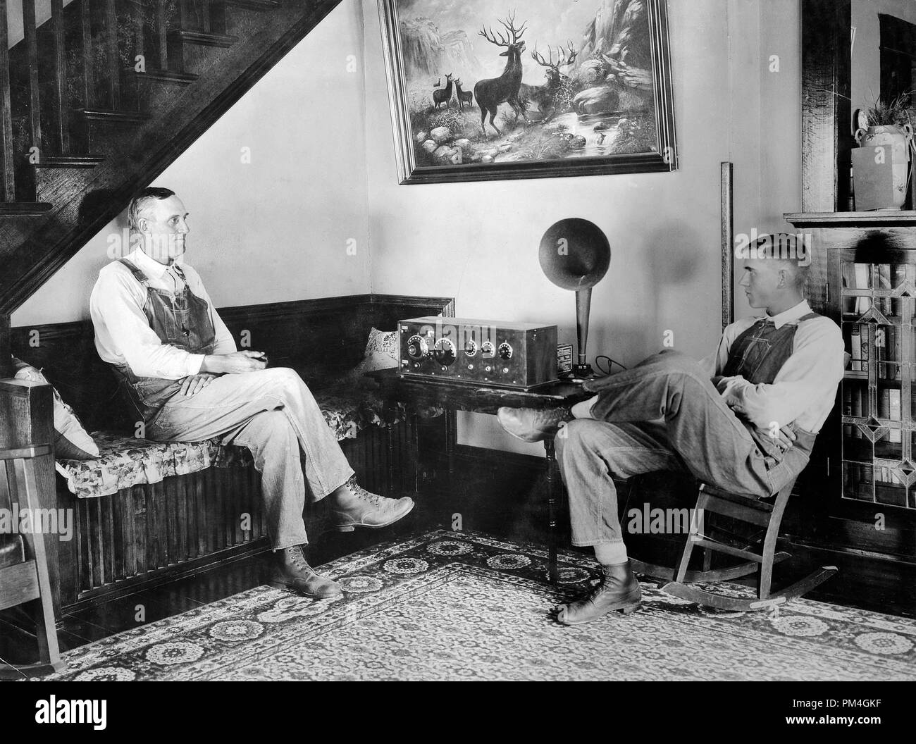 Un agricultor y su hijo escuchando la radio por las tardes, Shawnee County, Kansas, septiembre de 23 o 24, 1924. Archivo de referencia # 1003 047tha Foto de stock