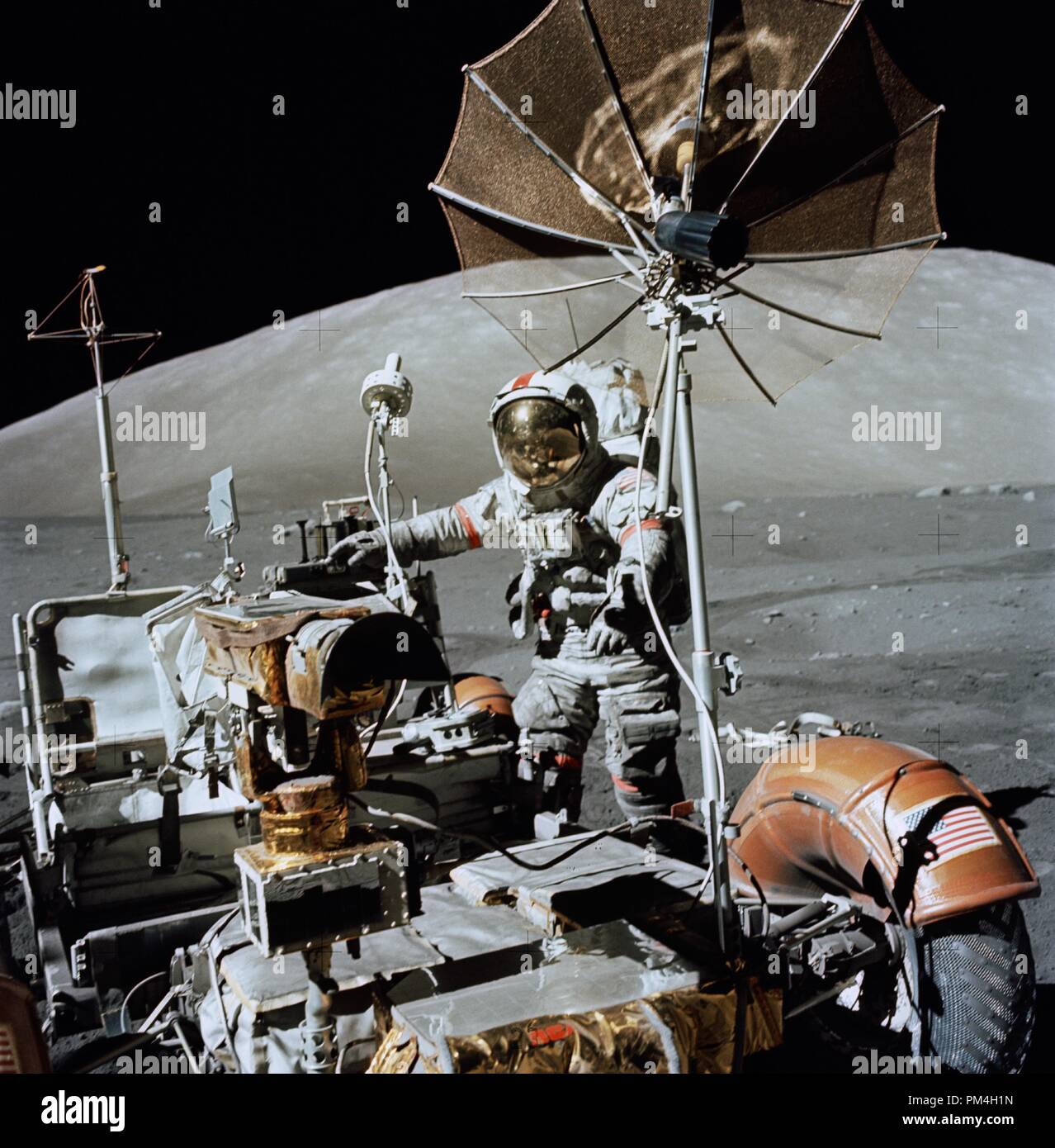 13 Dic 1972) --- El astronauta Eugene A. Cernan, Comandante del Apolo 17,  se aproxima al estacionar el vehículo itinerante Lunar (LRV) sobre la  superficie lunar durante el vuelo del tercer período