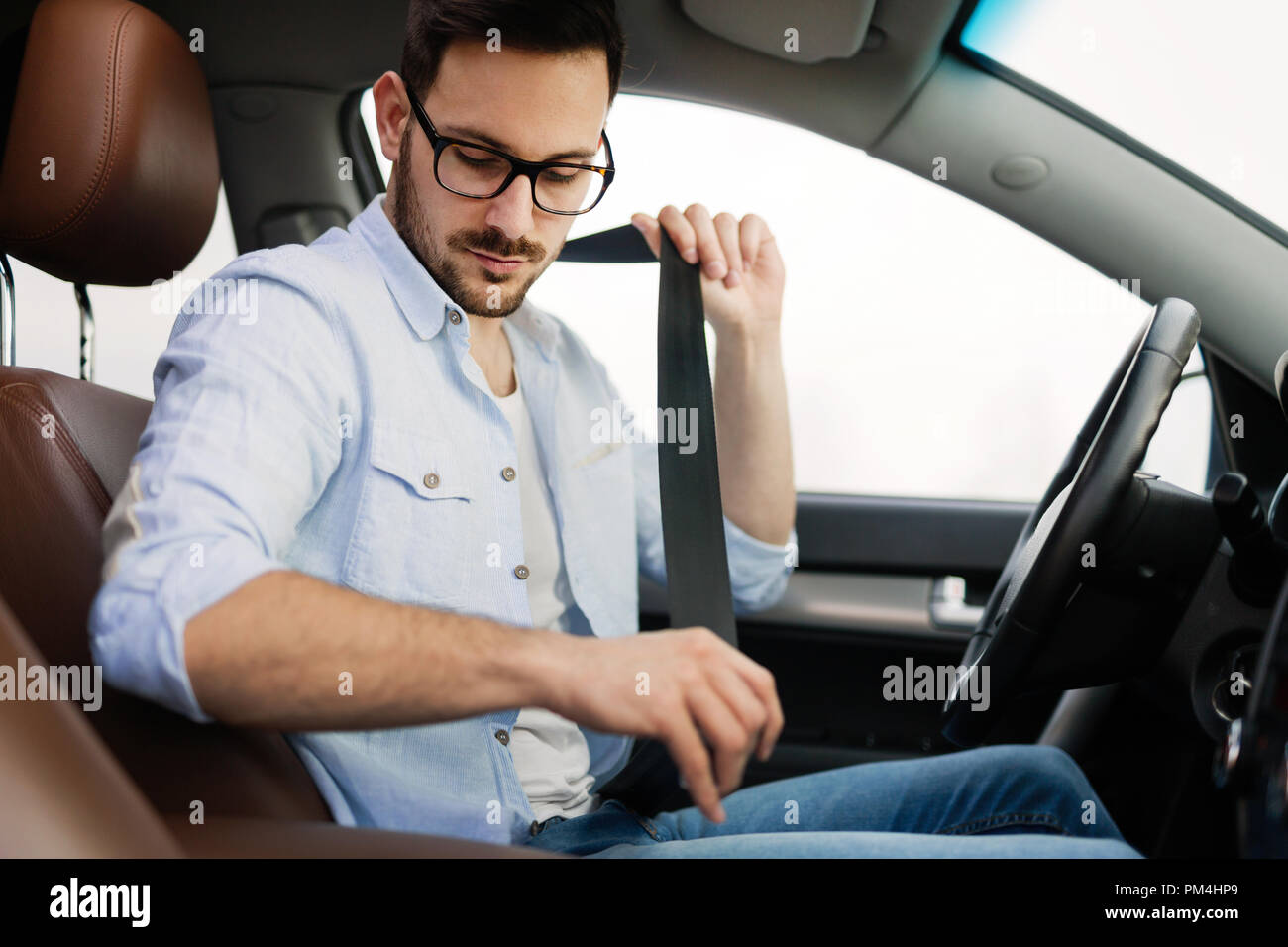 Abrochar el cinturón de seguridad de coche. Primero la seguridad del cinturón de seguridad al conducir Foto de stock