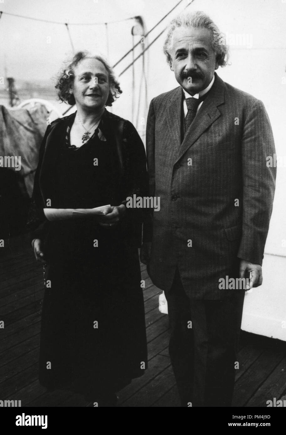 Albert Einstein con su esposa Elsa, circa 1919 Archivo de referencia # 1003  619tha Fotografía de stock - Alamy