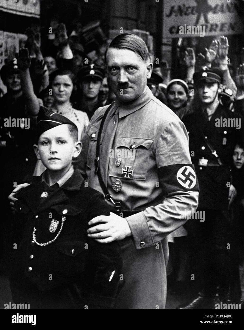 El dictador nazi Adolf Hitler posa con un joven miembro de la juventud nazi, circa 1934 Archivo de referencia # 1003 651tha Foto de stock